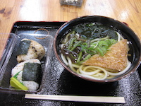 昼食 おにぎり 山菜うどん