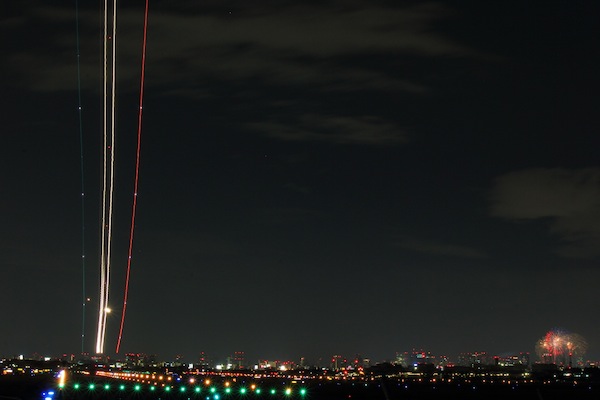 伊丹空港と淀川花火＠大阪国際空港（伊丹空港）