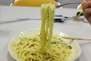 麺を持ち上げた様子