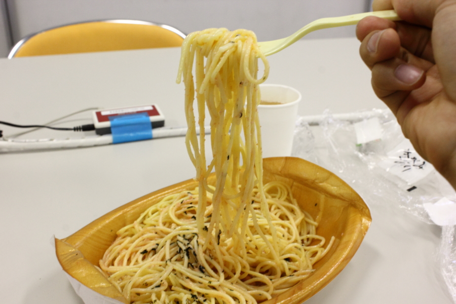 麺を持ち上げる様子