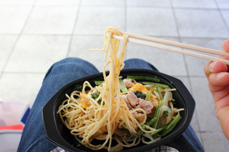 麺を持ち上げる様子