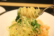 麺を巻いて持ち上げた様子