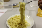 スパゲッティを持ち上げている様子