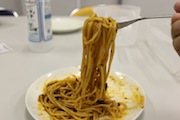 スパゲッティを持ち上げている様子